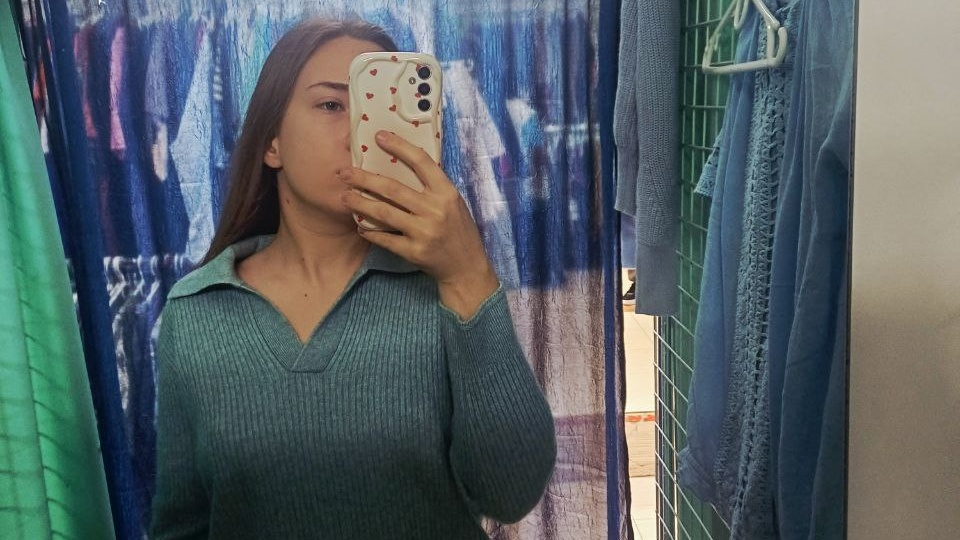 Новый завоз одежды в секонд хенде . Максимальная цена . Небольшая подборка одежды голубого цвета