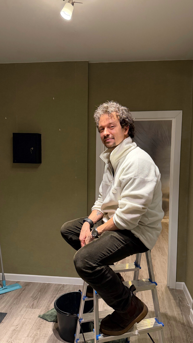 Сливаем потолки и тихо радуемся, что залили нас еще до того, как начался ремонт. Честно, ремонтировать дважды сил и финансовой возможности у нас нет. Но на этом фото Антон и я (за кадром) еще не знаем, что в спальне потолок тоже собрал около пятнадцати литров воды, и вся стена за нашим любимым стеклянным шкафом мокрая от потолка до пола.