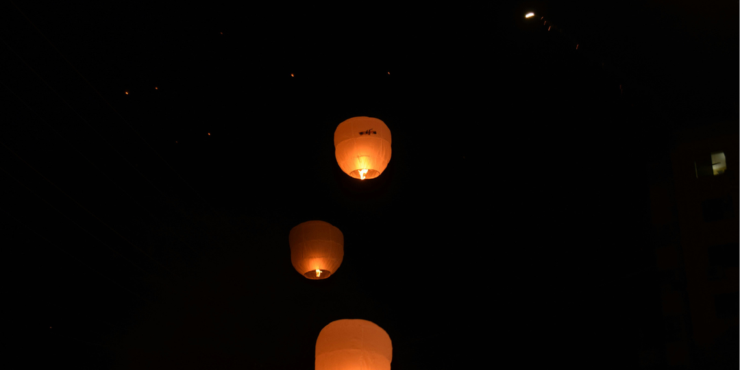 Свист, ложки и танцевальные карточки: какие были и есть традиции у влюблённых пар по всему миру?