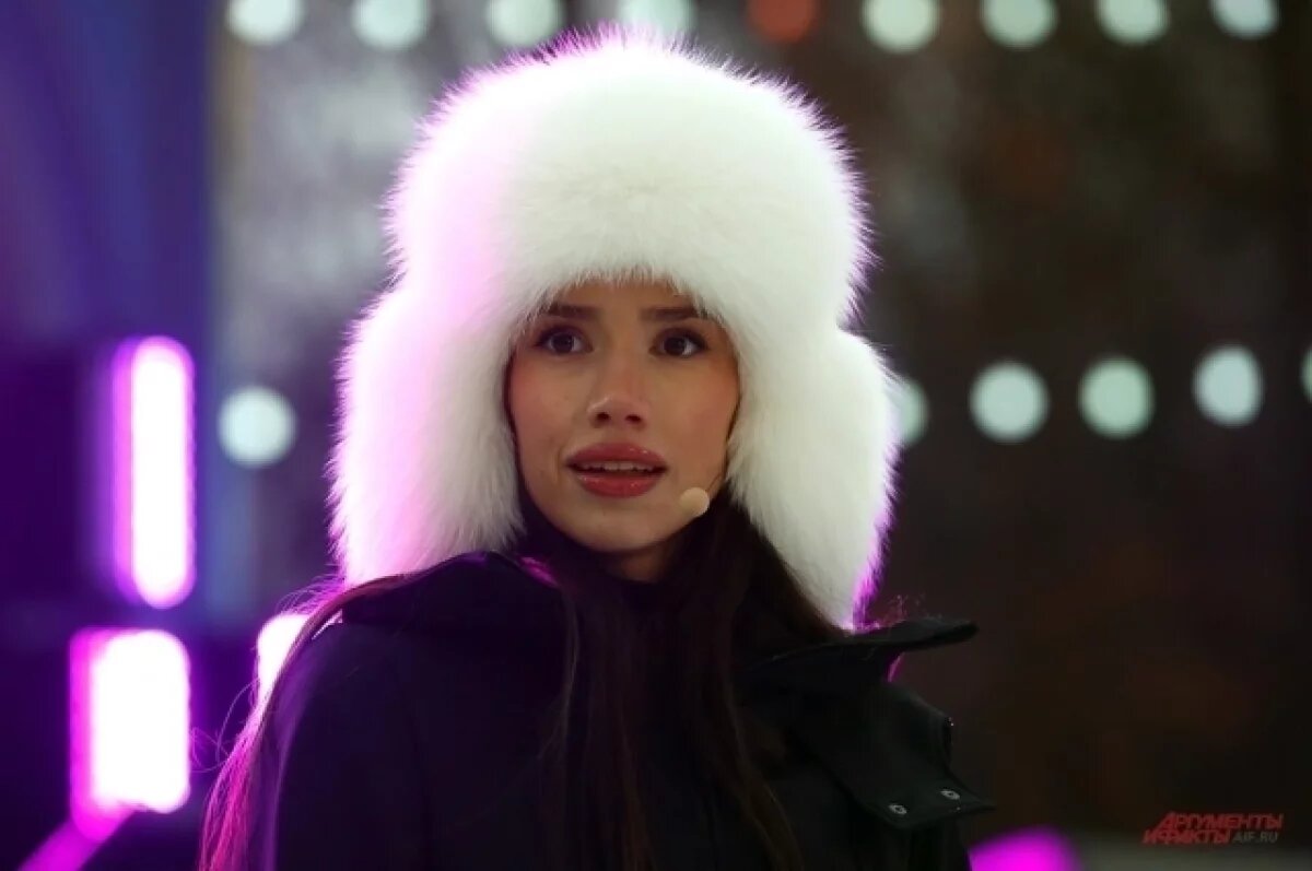    Выходит замуж?