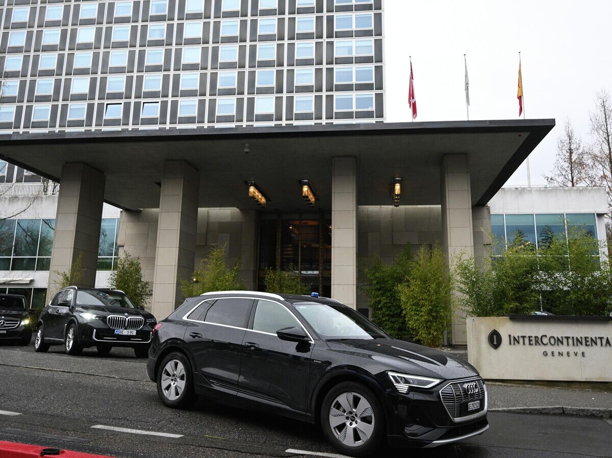    Украинская делегация покидает отель "Интерконтиненталь" в Женеве после окончания переговоров представителей России, США и Украины | © РИА Новости / Кирилл Зыков