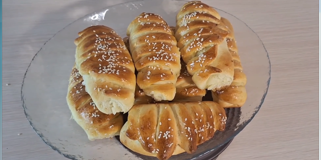 Вкусные булочки с повидлом к чаю.