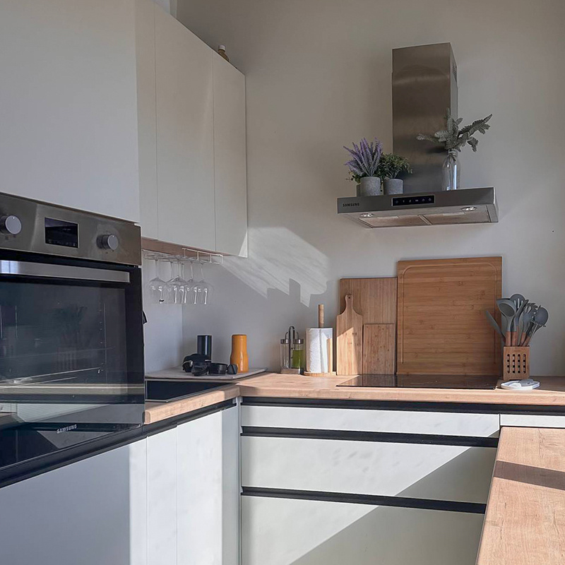 С папиной помощью мы придумали, как впихнуть колонну с посудомойкой и духовкой