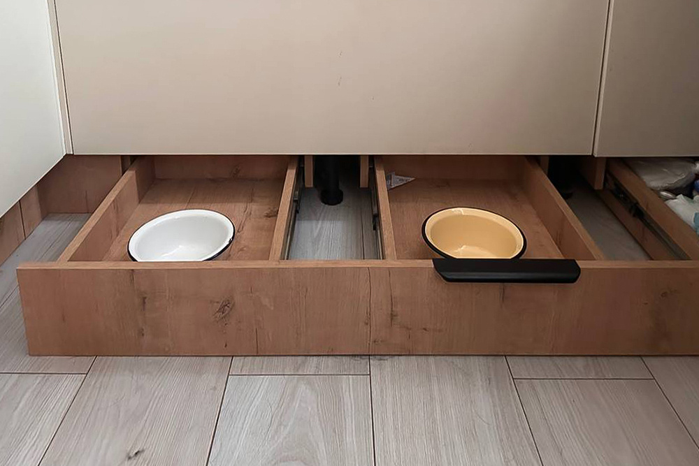 Цоколь выдвигаем только на время кормления