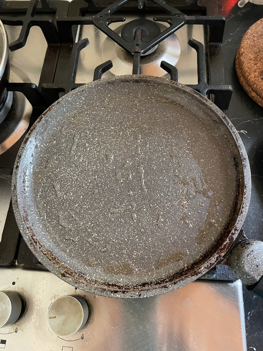 Прогреть сковороду на среднем огне. Если она с антипригарным покрытием, смазать растительным маслом перед первым блином. Иначе, перед каждым.