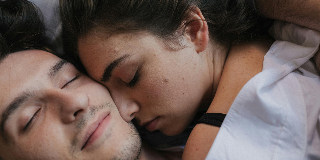 Почему одним людям нужна близкая эмоциональная связь для секса, а другим - нет?
