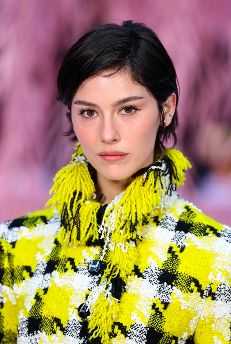    Самая модная стрижка весны? Конечно, пикси как у Грэйси Абрамс (фото 1)