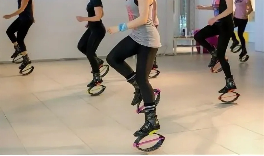Пример занятий Kangoo Jumps. Советую одевать очень высокие носки, иначе бесщадно сотрете лодыжки, как я 🙈
