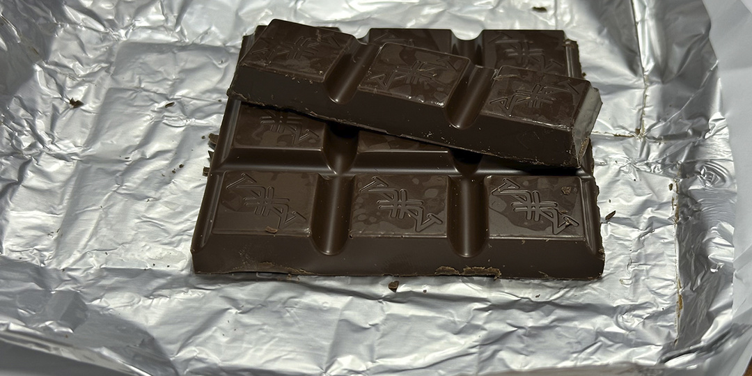 «Горький шоколад — друг нашей кожи»: дерматолог разрушила мифы о влиянии сладкого на высыпания на лице