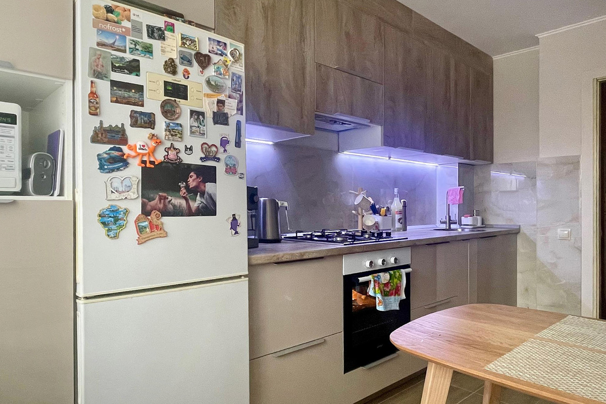 Холодильник не меняли, так как старый пока работает исправно. На нем много магнитов — любим привозить их из путешествий. Немного устаревшая привычка, но такие уж мы