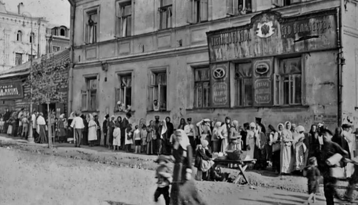     Хлебные очереди в Петрограде. 1917