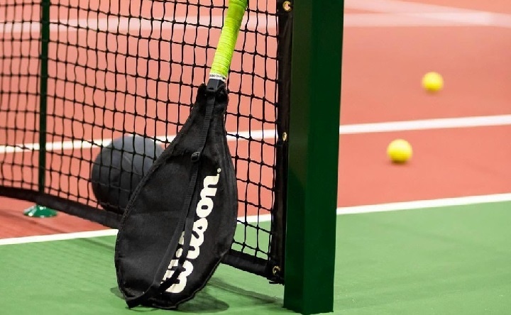 Ракетка на корте. Фото с официальной страницы Вконтакте «Донской академии тенниса»