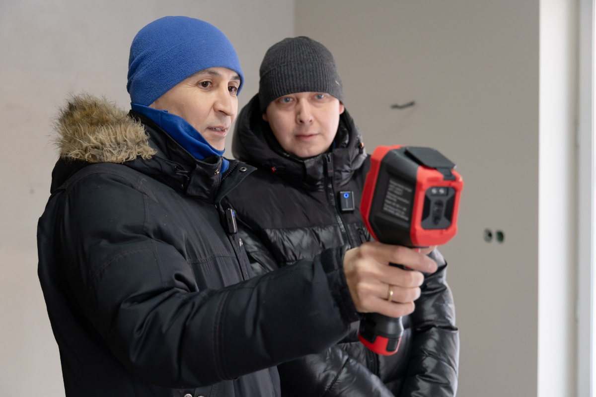 Алексей, строитель и хозяин своего дома. Построил его из газобетона 400 мм плотностью 400