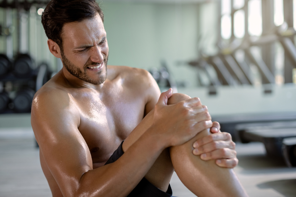 https://ru.freepik.com/free-photo/male-athlete-holding-his-knee-pain-while-working-out-gym_26402199.htm#fromView=search&page=1&position=33&uuid=db8fd8e3-36bd-4646-aa41-642f8e23aeb5&query=Укрепление+костей+мужчины