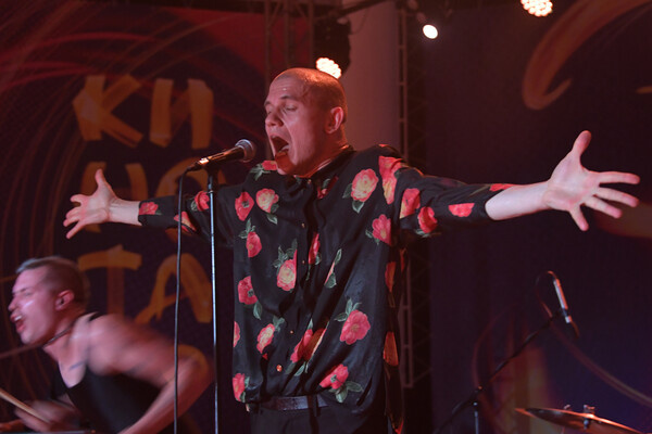 Николай Комягин во время концерта группы Shortparis на фестивале «Кинотавр» в Сочи, 2019 год / Владимир Веленгурин/ТАСС  