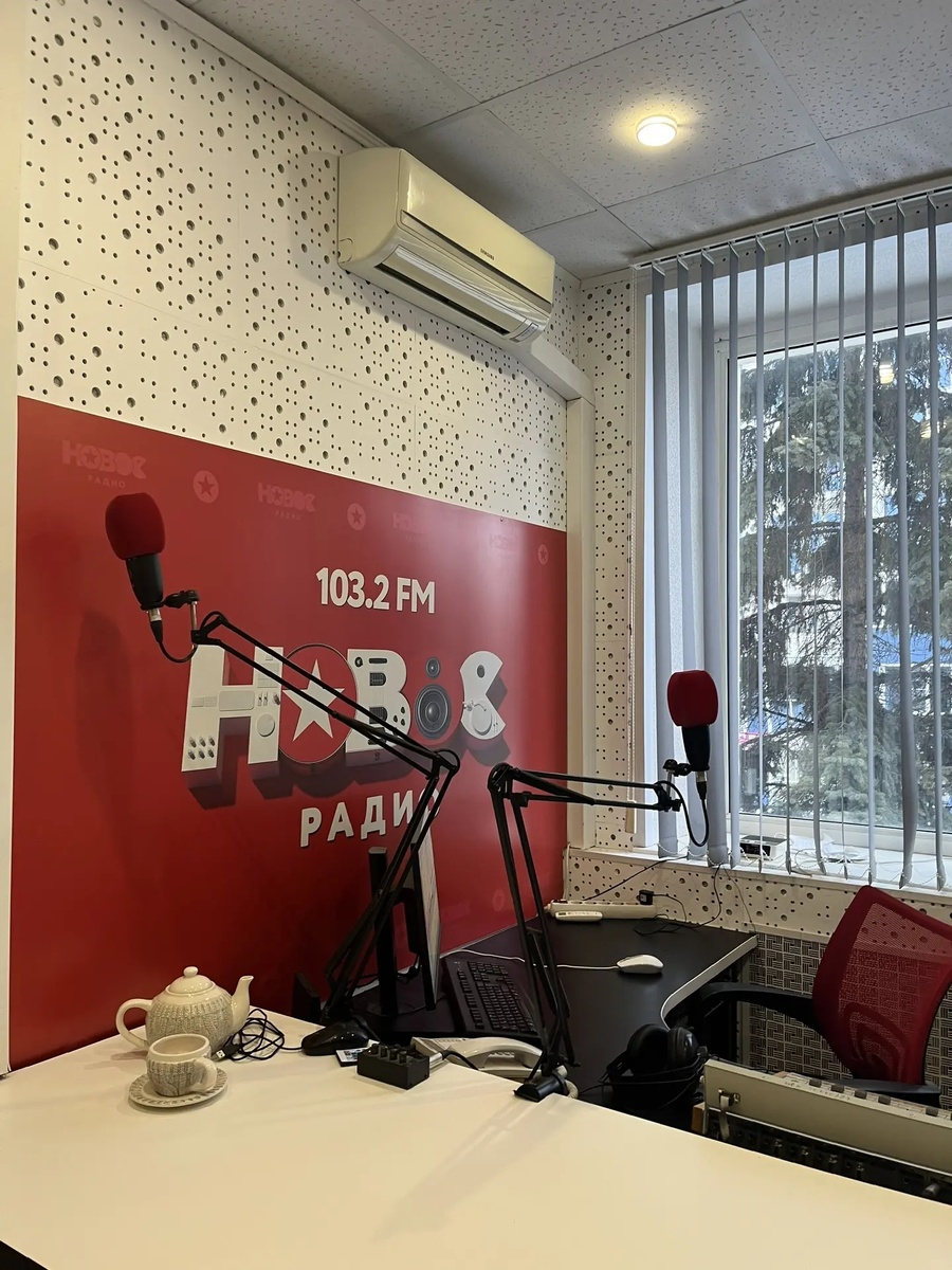 А это тоже редакция, только радио. Вчера была там. Поздравляли партнёров с наступающим праздником. 