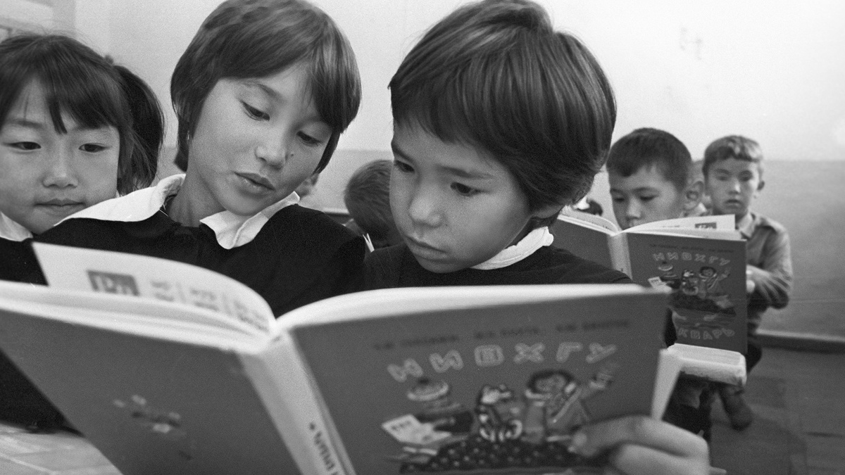 Букварь на родном языке. Детский-сад школа. Нанайский район, село ВладимировкаШляхов / Sputnik