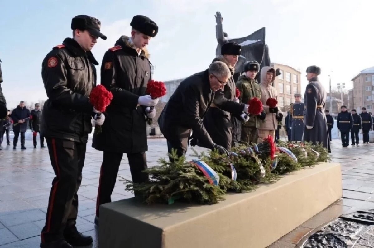    Миляев возложил цветы к Вечному огню и мемориалу «Защитникам Родины»