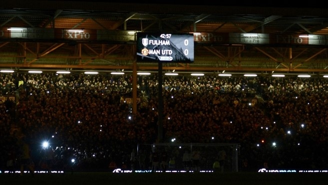 Стадион "Крэйвен Коттедж" без электричества во время матча Фулхэм — Манчестер Юнайтед.  Фото: Reuters.
