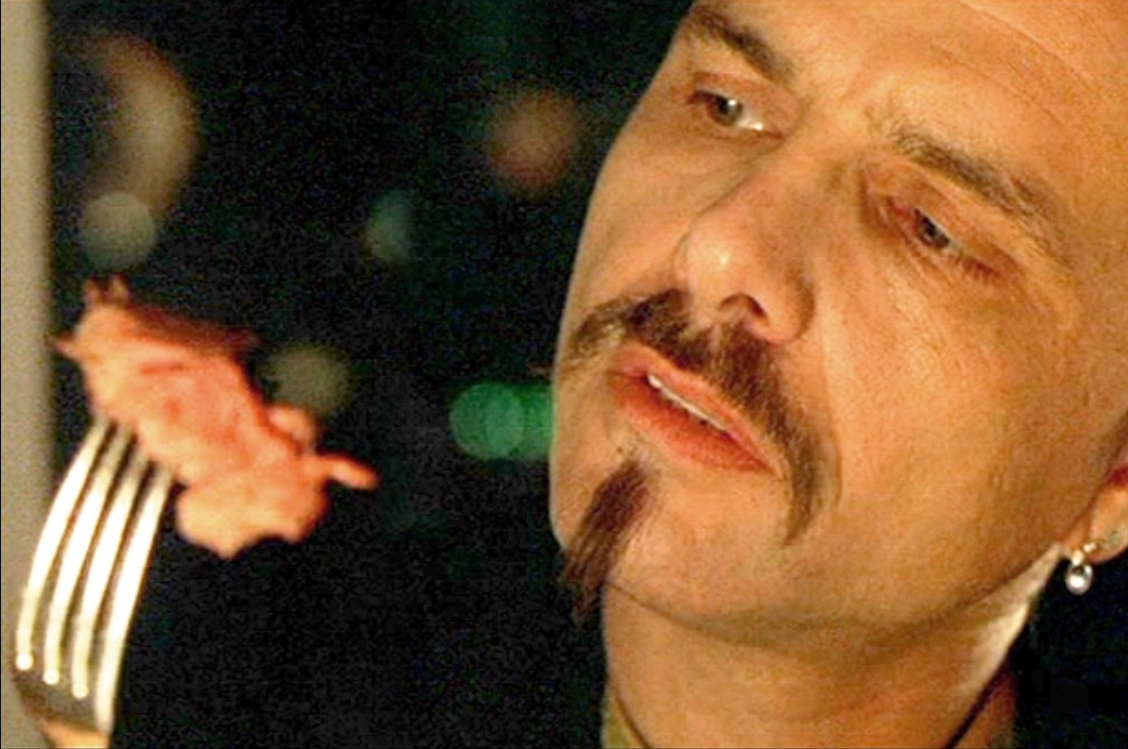 Сайфер в ресторане, кадр из фильма «Матрица».