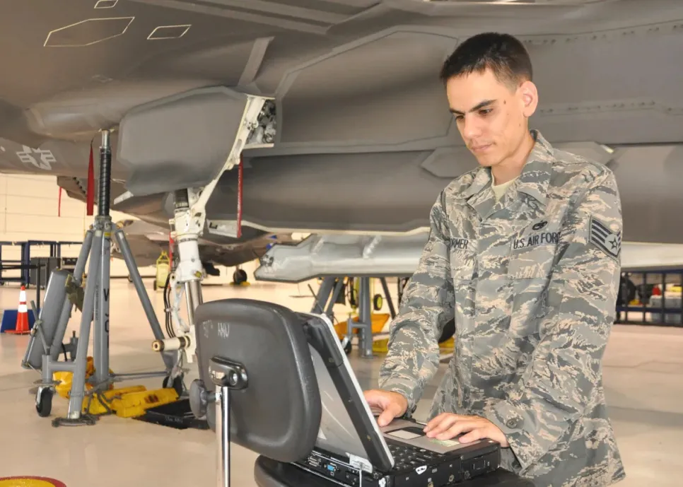 Военнослужащий ВВС США просматривает на ноутбуке данные о техническом обслуживании из системы ALIS. ВВС США