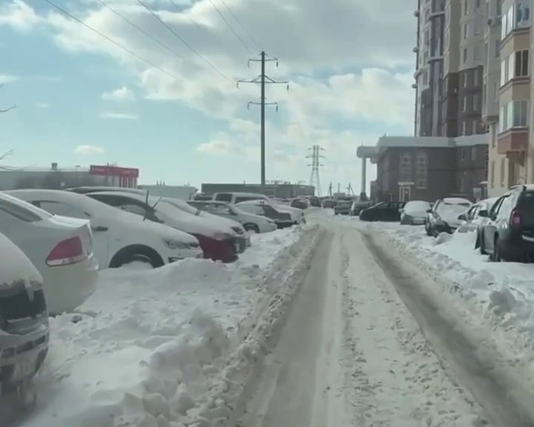     В Курске решают проблему со снегом и наледью во дворах на Дериглазова