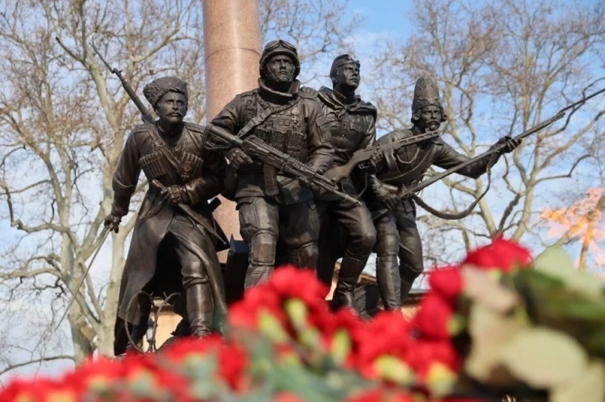    На фото: монумент в сквере Героев Отечества в Краснодаре.
