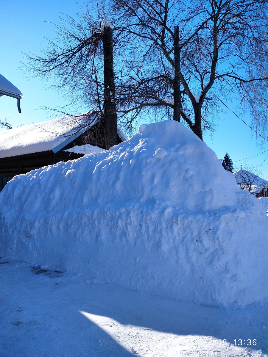 как жители так высоко закидывают снег, я не понимаю