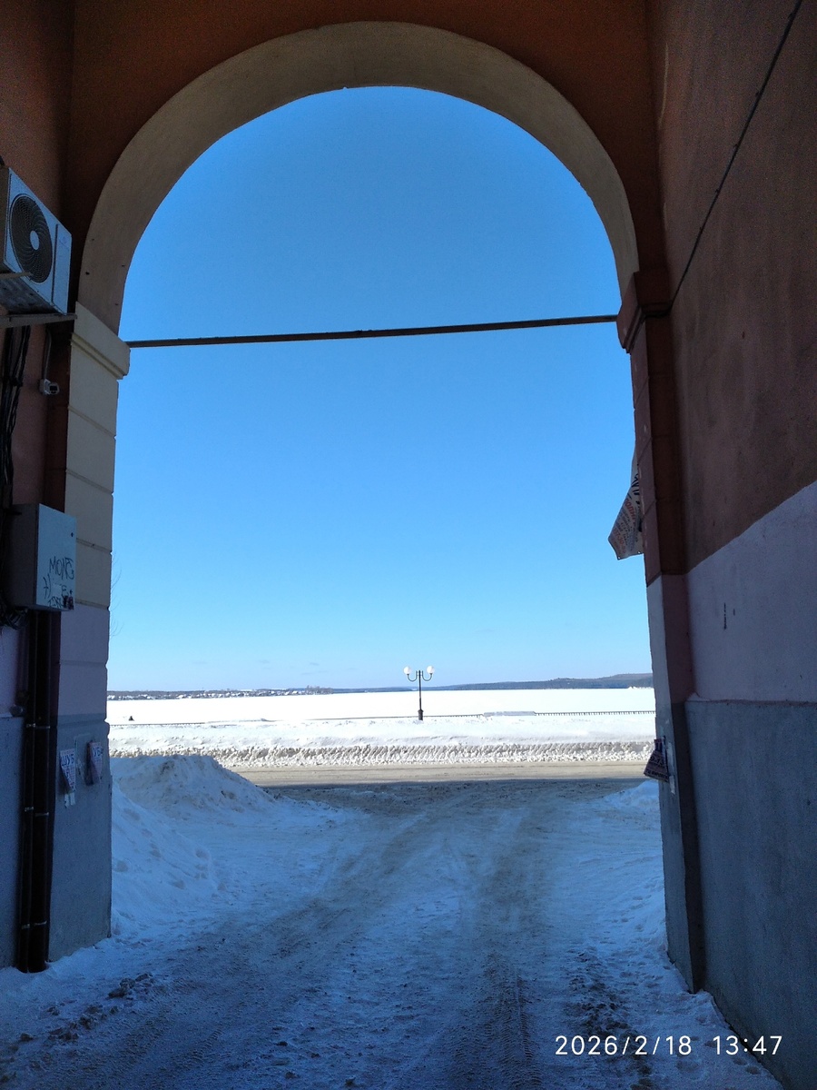 вид из арки дома, как тоннель в другой, солнечный мир