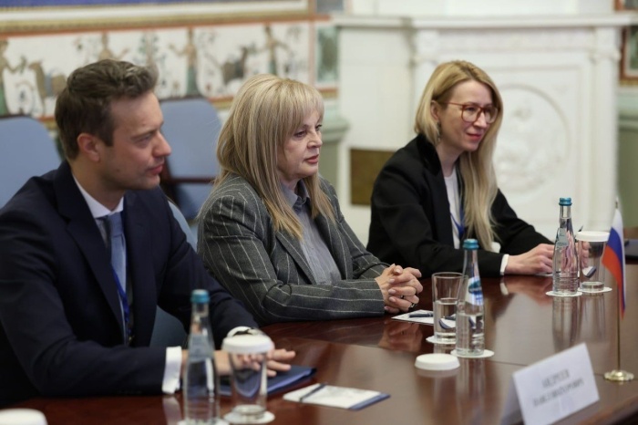    © Источник Фото: телеграм-канал «Парламенты СНГ». Глава ЦИК России Элла Памфилова (посередине)