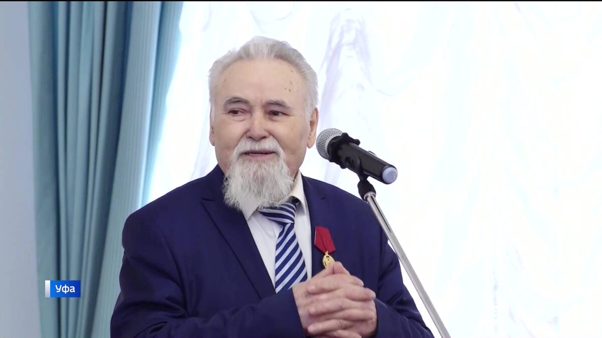    В Уфе Радий Хабиров в преддверии Дня защитника Отечества вручил госнаграды России и Башкортостана