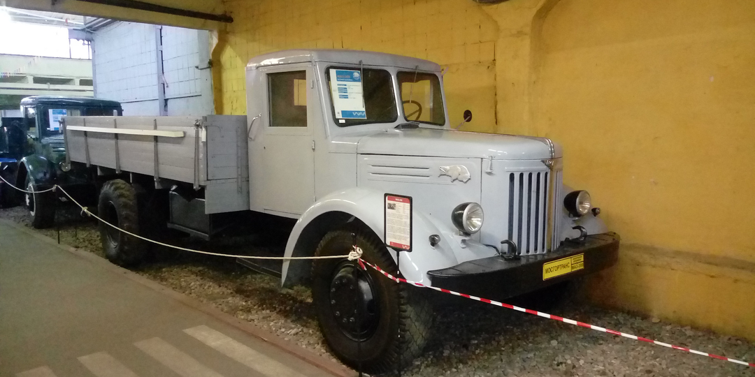 Деревянная кабина и двухтактный дизель - как МАЗ-200 поднял страну из руин