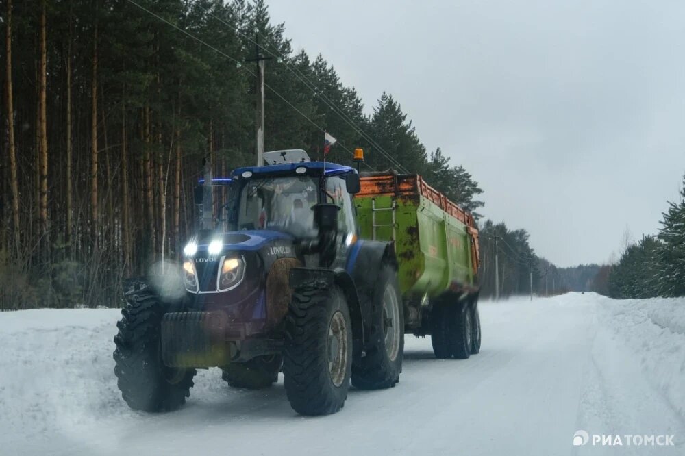    Тракторы с металлическими прицепами в деревне Кисловка, © РИА Томск. Никита Гольцов