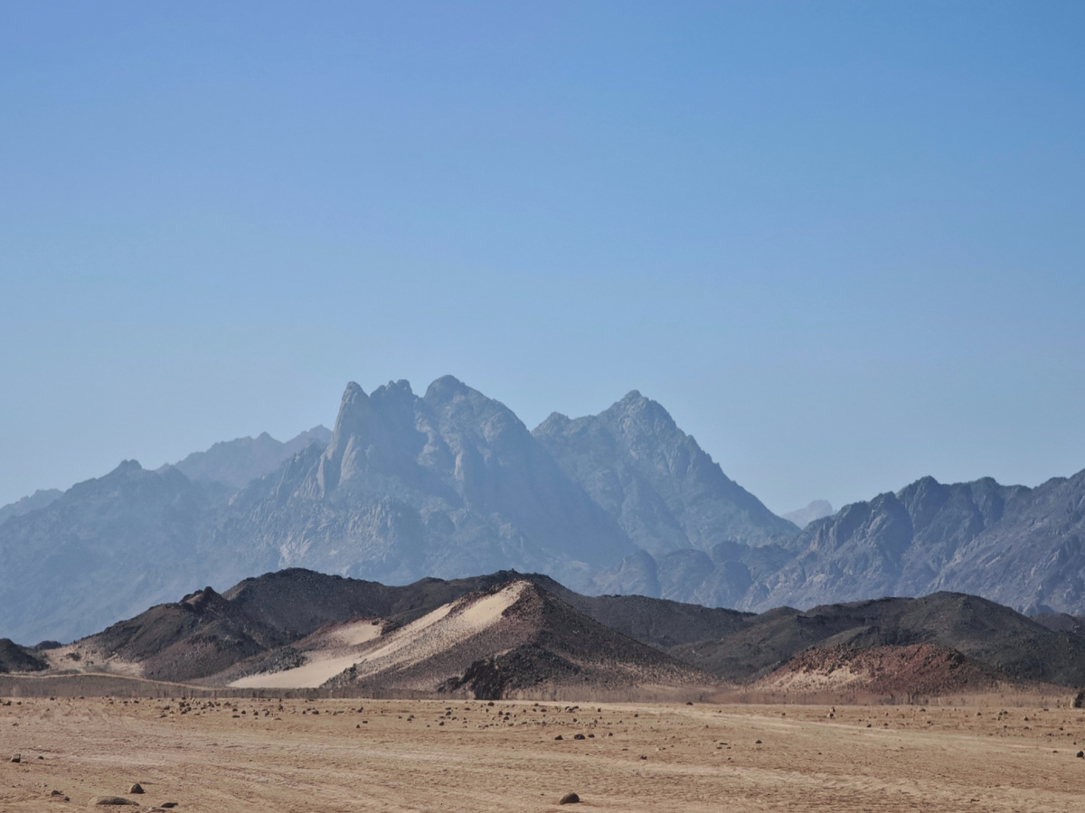 горы у подножья деревни бедуинов. 