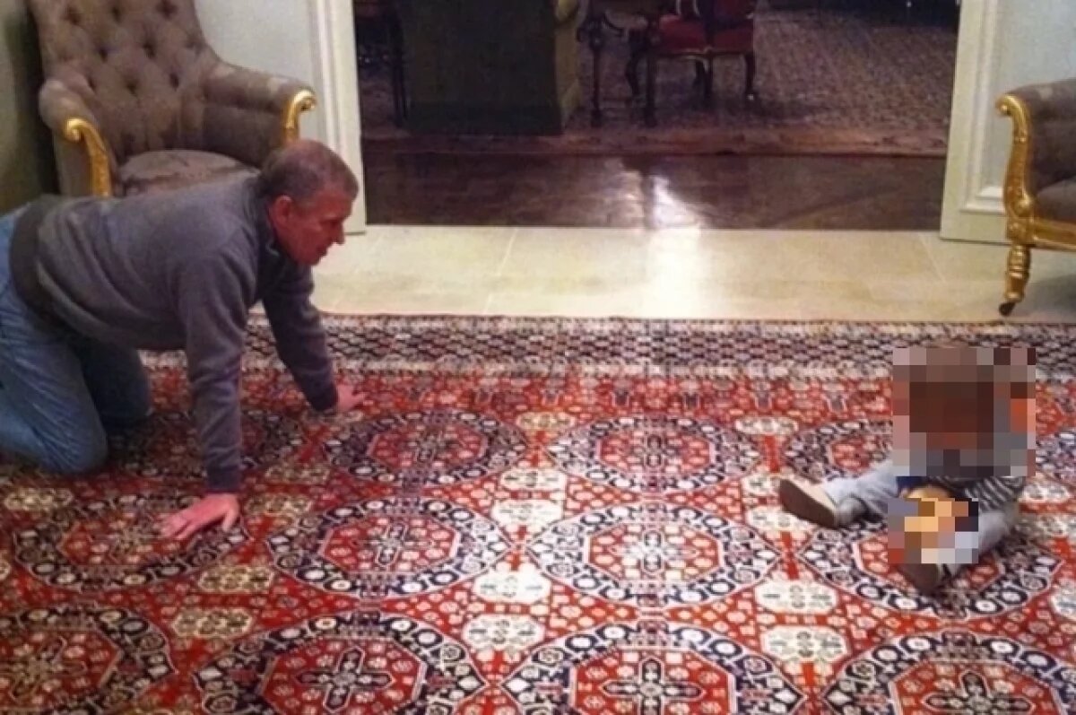    DM: появились тревожные фотографии экс-принца Эндрю с маленьким ребенком