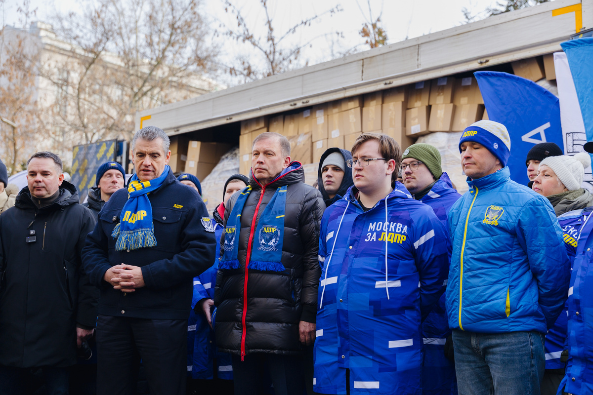 Председатель ЛДПР Леонид Слуцкий во время очередной отправки крупной партии гумгруза на СВО
