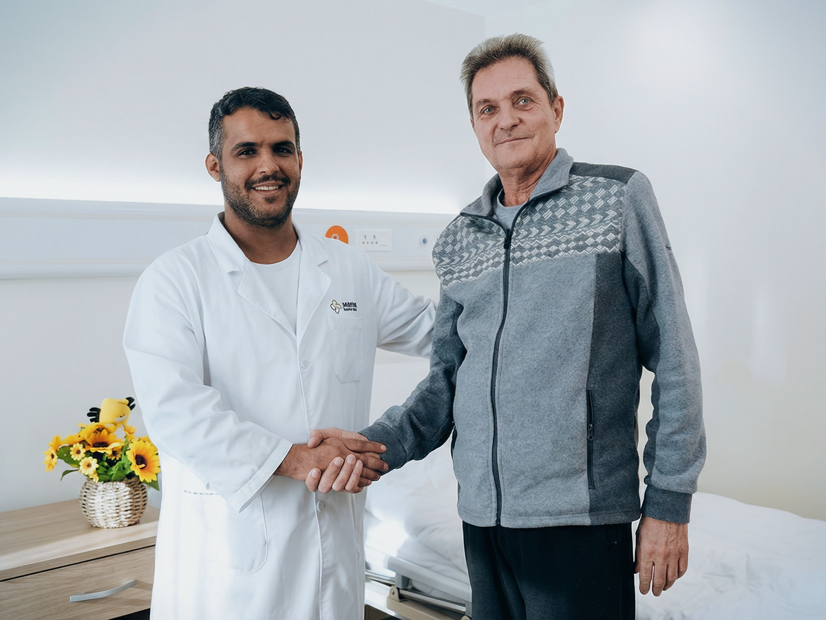 Радик со своим врачом после успешно пройденного лечения