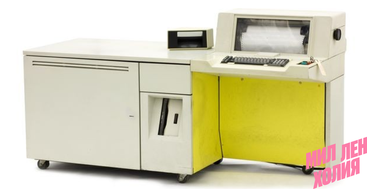Однопользовательская ЭВМ IBM System/32, 1975 год. Машина с экраном на 6 строчек предназначена для задач уровня бухгалтерии