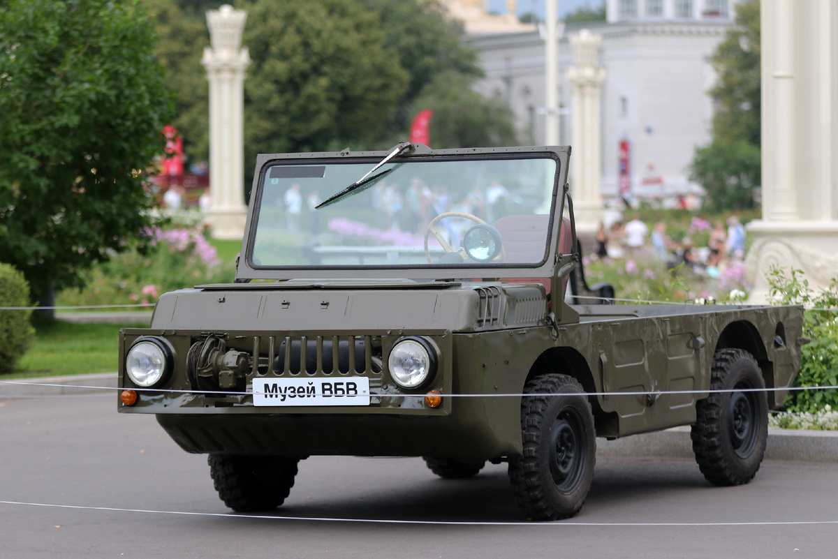 полноприводный плавающий автомобиль-транспортёр особо малой грузоподъемности ЛуАЗ-967 из Музея ВБВ