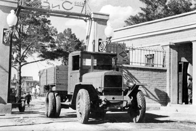 ЗИС-5B заводские рабочие прозвали «Захарами», у грузовика была одна фара, а двери обшивались вагонкой