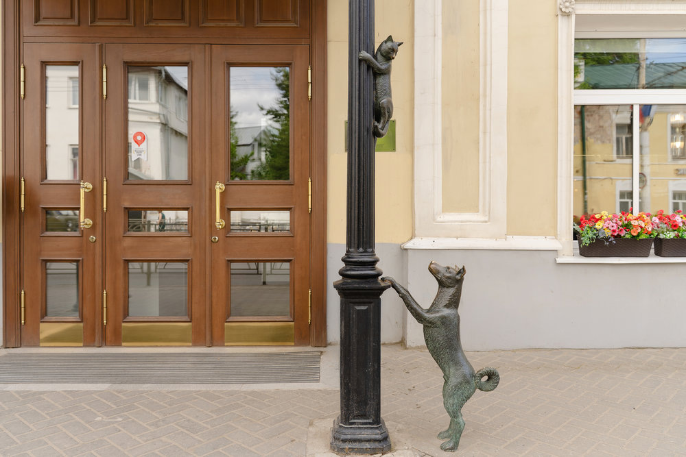 Арт-объект "собака и кошка"