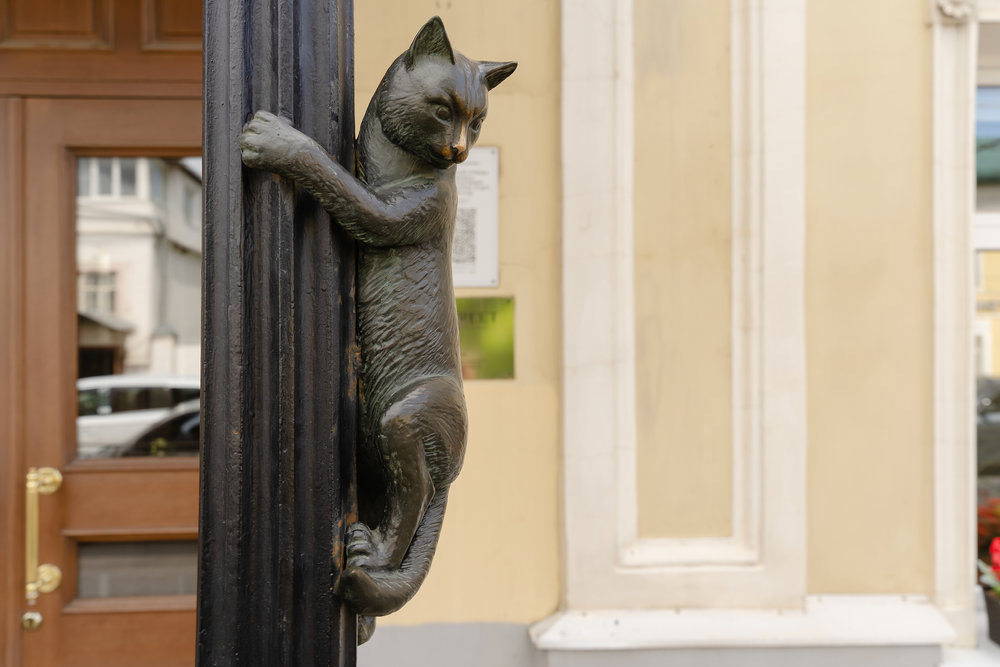 Арт-объект "собака и кошка"