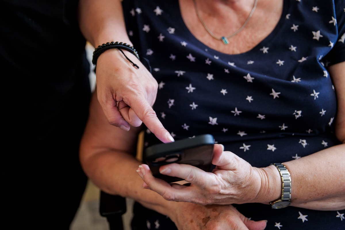    телефон пенсионерка смартфон мошенники пожилые бабушка GLP