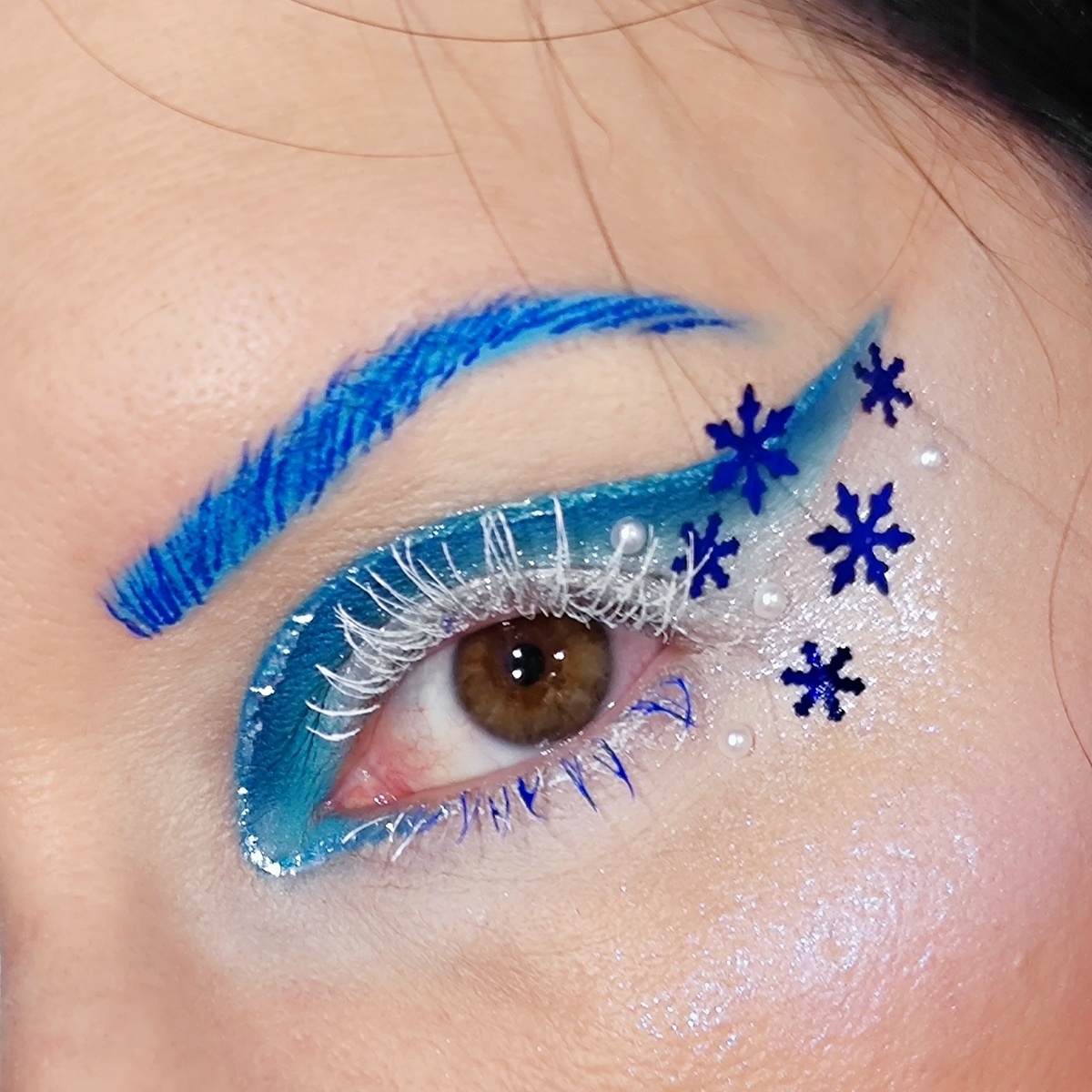 Ну какой же зимний макияж и без снежинок)))