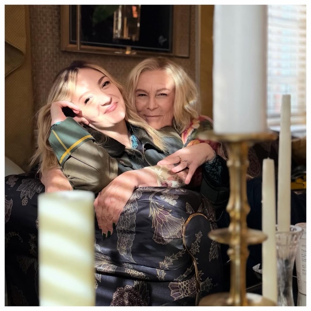     Кадр со съемок 5 сезона сериала «Медведь» (2026) / Фото: соцсети Джейми Ли Кертис