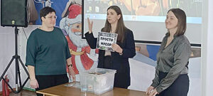 Т.В. Глинчевская (в центре) с участниками дидактической игры «Сортируй мусор» от регионального оператора «Экоград-Н».   
/ ФОТО из архива МБУ ДО ЦТДМ АР Администратор  📷
