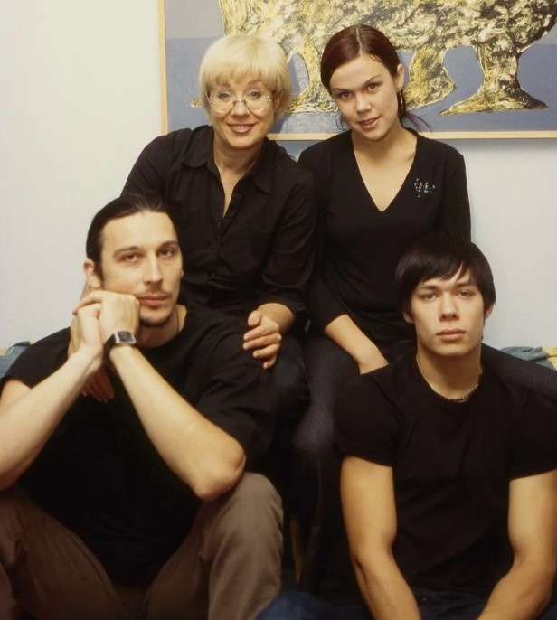 Илона Броневицкая с сыном, дочкой и третьим мужем.