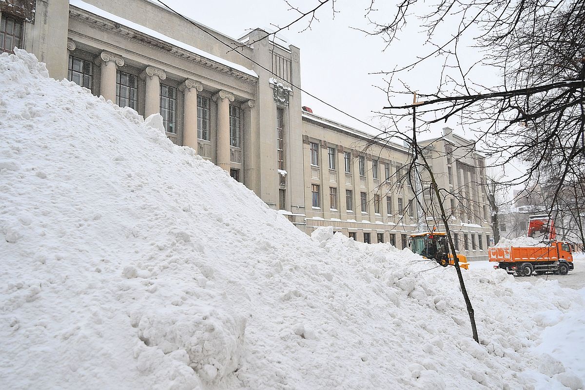    Трехметровый снежный сугроб снова растет на Миусской площади в Москве. В сети "достопримечательность" уже сделали мемом и дали ей название "Знаменитая Миусская снежная дюна". 19 февраля 2026 года. / Григорий Сысоев/РИА Новости