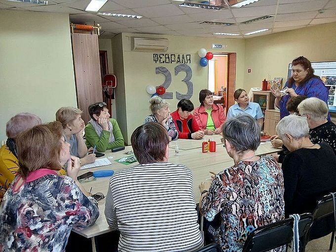 Участницы мастер-класса слушают Смирнову Надежду Евгеньевну