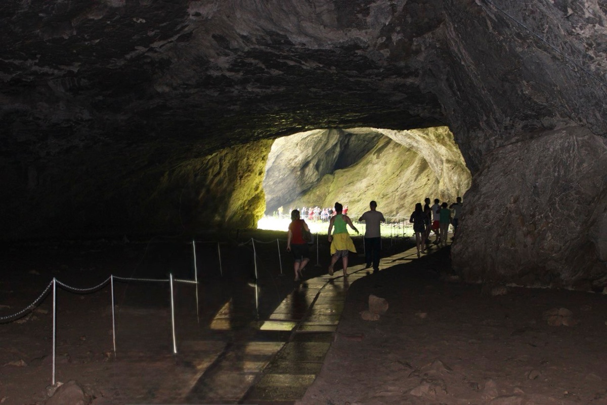У входа в пещеру Шульган-таш